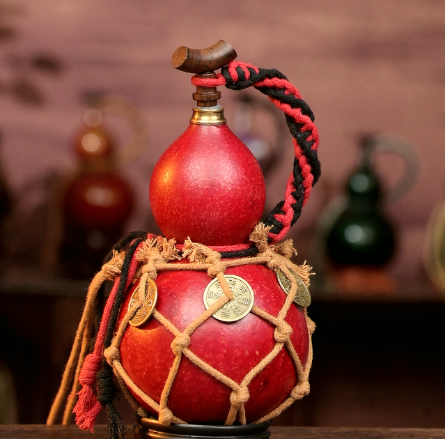 Red Urushi-Lined Gourd Bottle Dyed with Traditional Chinese Herbal Decoction