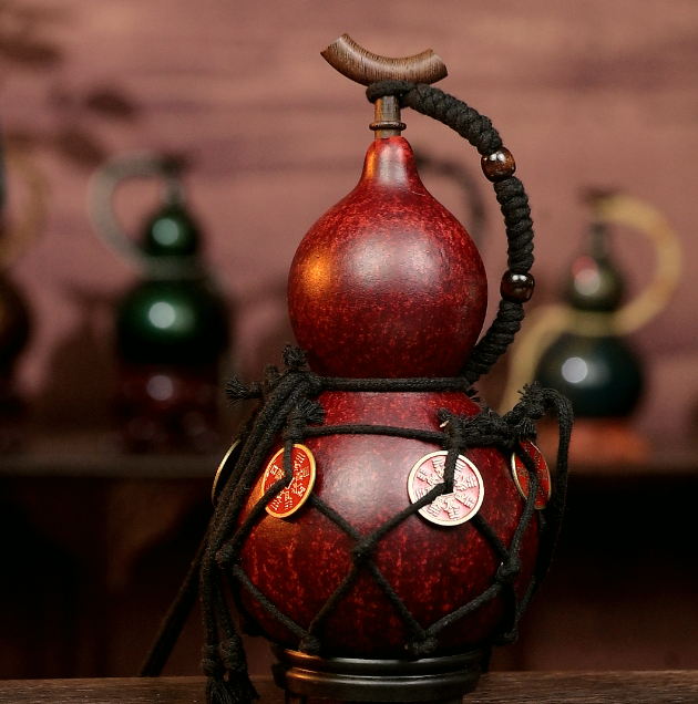 Red Urushi-Lined Gourd Bottle Dyed with Traditional Chinese Herbal Decoction