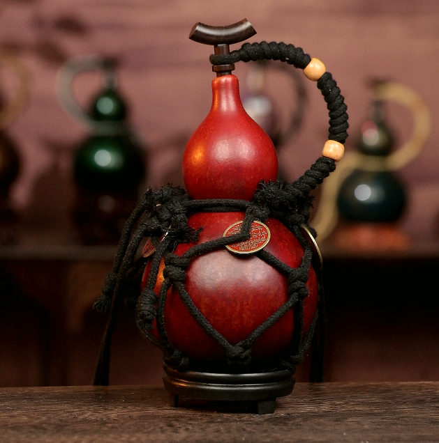 Red Urushi-Lined Gourd Bottle Dyed with Traditional Chinese Herbal Decoction