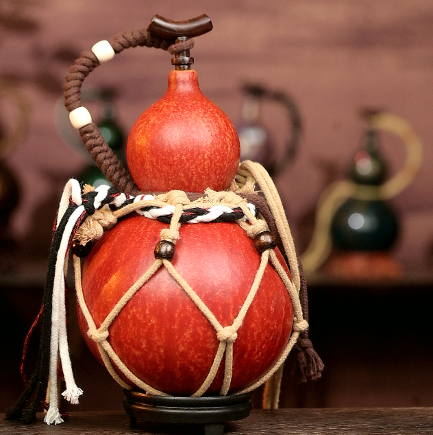 Red Urushi-Lined Gourd Bottle Dyed with Traditional Chinese Herbal Decoction