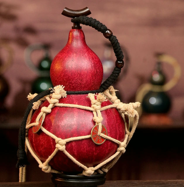 Red Urushi-Lined Gourd Bottle Dyed with Traditional Chinese Herbal Decoction