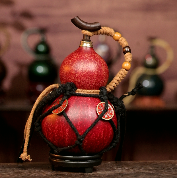 Red Urushi-Lined Gourd Bottle Dyed with Traditional Chinese Herbal Decoction