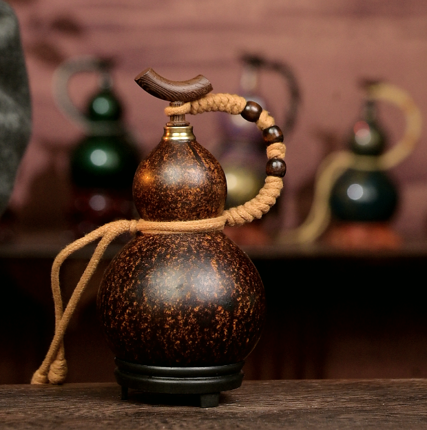 Brown Urushi-Lined Gourd Bottle Dyed with Traditional Chinese Herbal Decoction