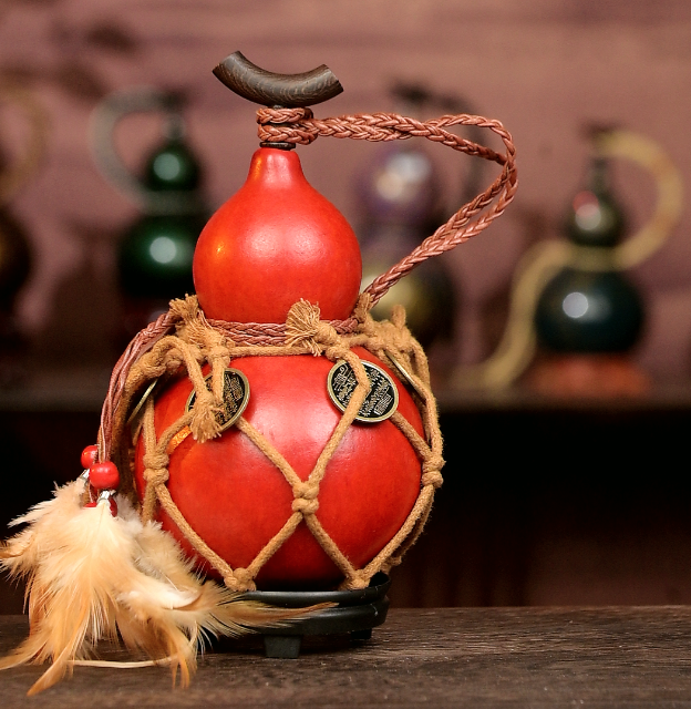 Red Urushi-Lined Gourd Bottle Dyed with Traditional Chinese Herbal Decoction 2