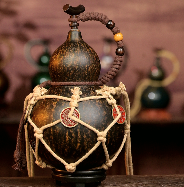 Brown Urushi-Lined Gourd Bottle Dyed with Traditional Chinese Herbal Decoction