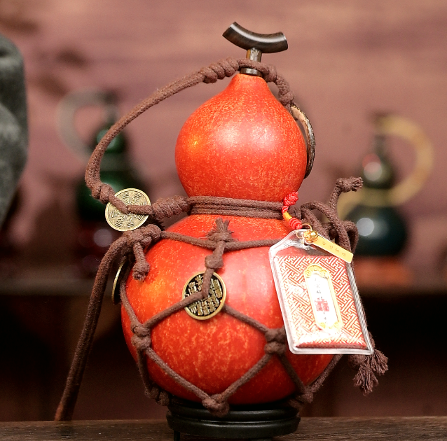 Red Urushi-Lined Gourd Bottle Dyed with Traditional Chinese Herbal Decoction 2