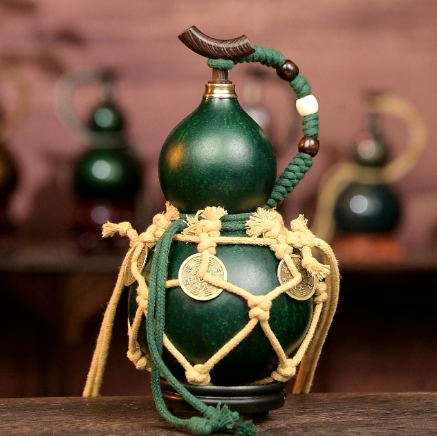 Green Urushi-Lined Gourd Bottle Dyed with Traditional Chinese Herbal Decoction