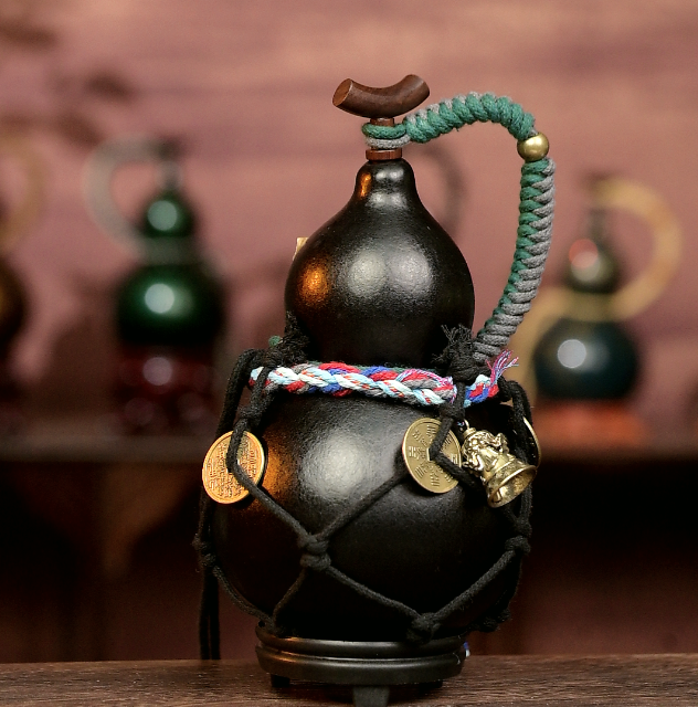 Black Urushi-Lined Gourd Bottle Dyed with Traditional Chinese Herbal Decoction