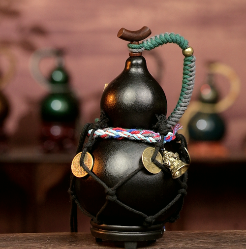 Black Urushi-Lined Gourd Bottle Dyed with Traditional Chinese Herbal Decoction