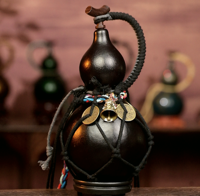 Black Urushi-Lined Gourd Bottle Dyed with Traditional Chinese Herbal Decoction