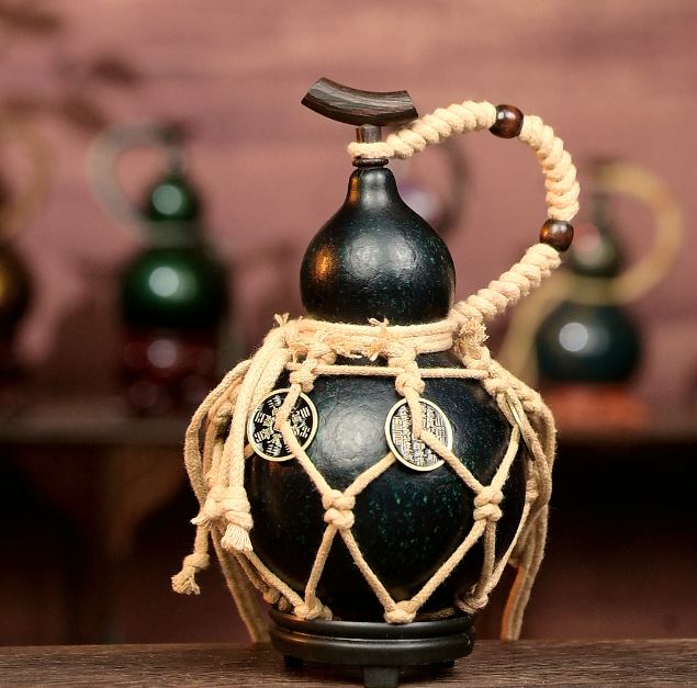 Green Urushi-Lined Gourd Bottle Dyed with Traditional Chinese Herbal Decoction