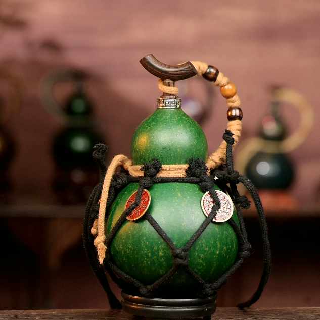 Green Urushi-Lined Gourd Bottle Dyed with Traditional Chinese Herbal Decoction