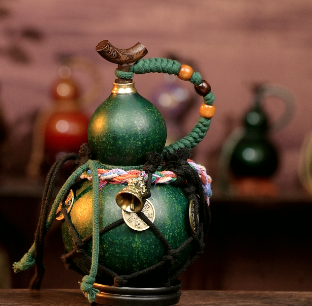 Green Urushi-Lined Gourd Bottle Dyed with Traditional Chinese Herbal Decoction