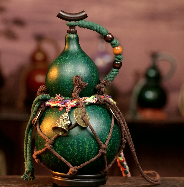 Green Urushi-Lined Gourd Bottle Dyed with Traditional Chinese Herbal Decoction