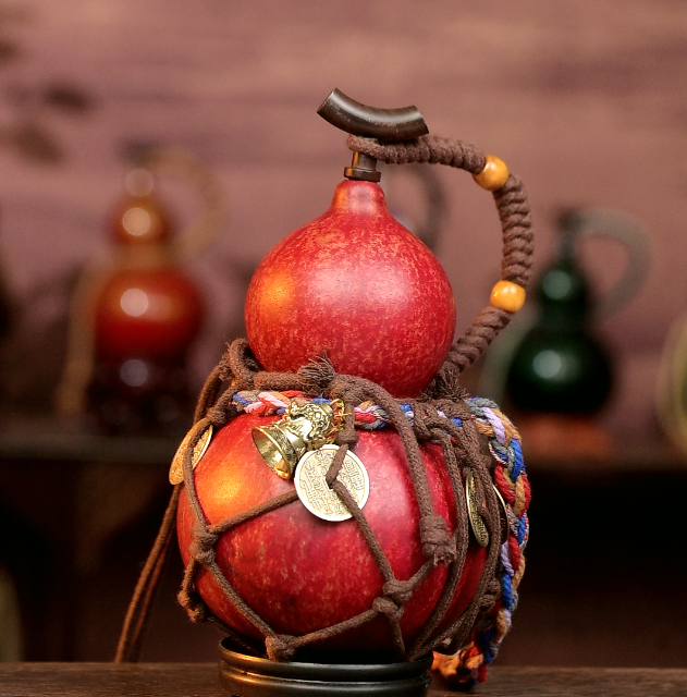 Red Urushi-Lined Gourd Bottle Dyed with Traditional Chinese Herbal Decoction 3