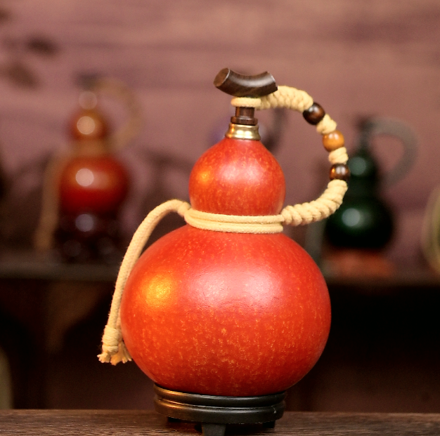 Red Urushi-Lined Gourd Bottle Dyed with Traditional Chinese Herbal Decoction 3
