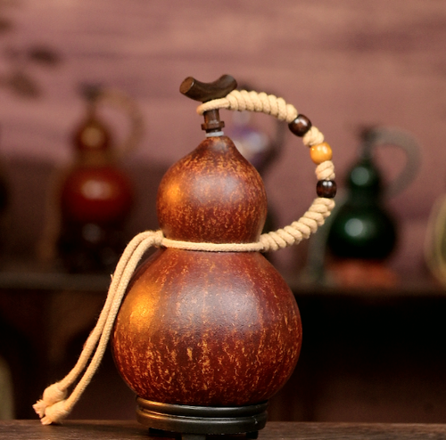 Brown Urushi-Lined Gourd Bottle Dyed with Traditional Chinese Herbal Decoction 2