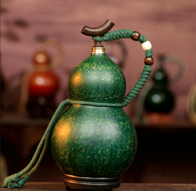 Green Urushi-Lined Gourd Bottle Dyed with Traditional Chinese Herbal Decoction