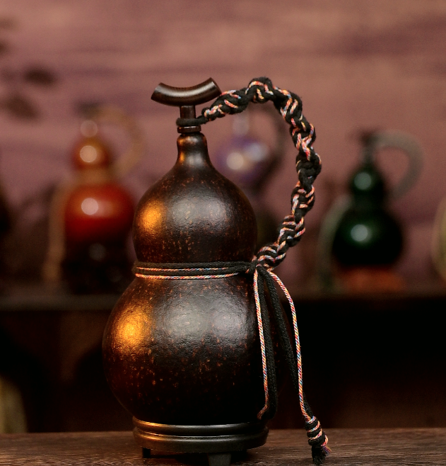 Brown Urushi-Lined Gourd Bottle Dyed with Traditional Chinese Herbal Decoction 2