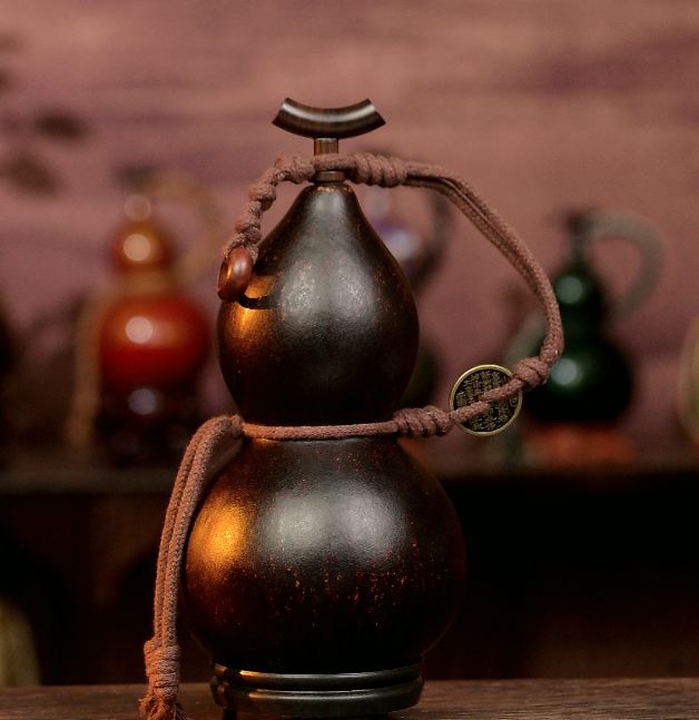 Brown Urushi-Lined Gourd Bottle Dyed with Traditional Chinese Herbal Decoction 2