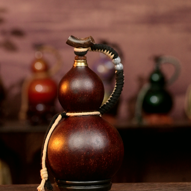 Brown Urushi-Lined Gourd Bottle Dyed with Traditional Chinese Herbal Decoction 2