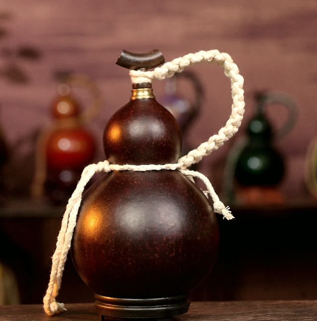 Brown Urushi-Lined Gourd Bottle Dyed with Traditional Chinese Herbal Decoction 2