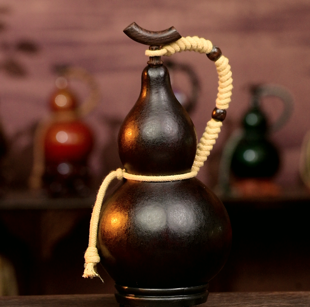 Black Urushi-Lined Gourd Bottle Dyed with Traditional Chinese Herbal Decoction