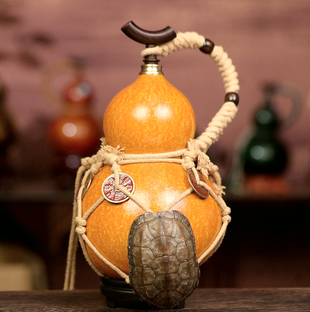 Yellow Handcrafted Urushi Wine Gourd with Tortoiseshell Wealth Symbol & Net Carrier