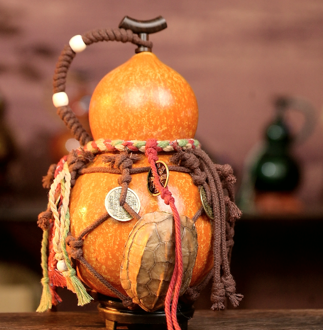 Yellow Handcrafted Urushi Wine Gourd with Tortoiseshell Wealth Symbol & Net Carrier