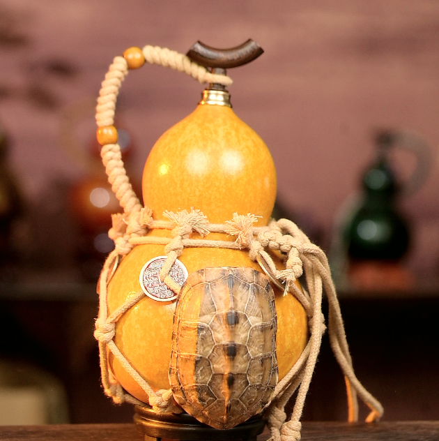 Yellow Handcrafted Urushi Wine Gourd with Tortoiseshell Wealth Symbol & Net Carrier