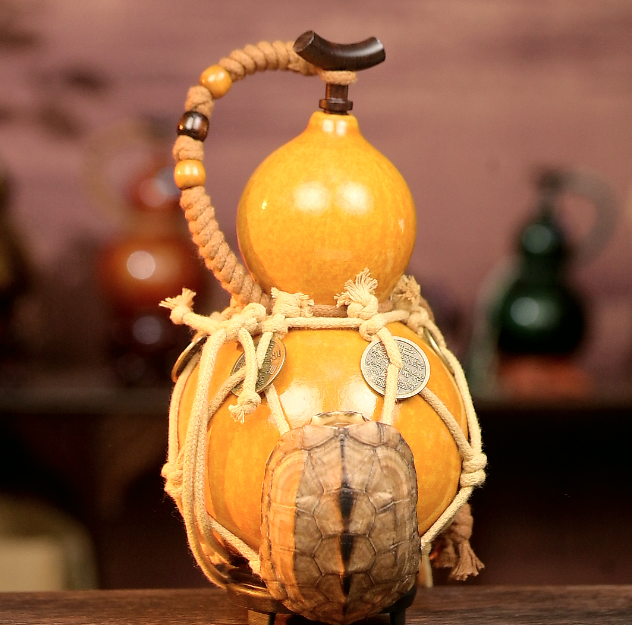 Yellow Handcrafted Urushi Wine Gourd with Tortoiseshell Wealth Symbol & Net Carrier