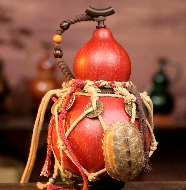 Red Handcrafted Urushi Wine Gourd with Tortoiseshell Wealth Symbol & Net Carrier