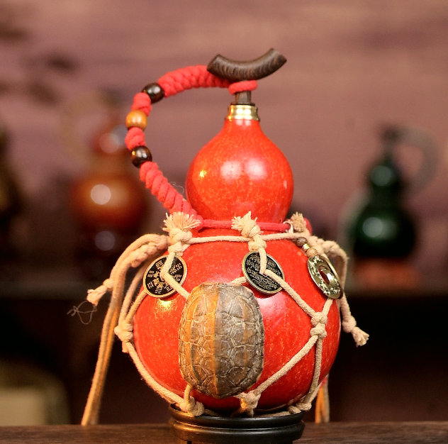 Red Handcrafted Urushi Wine Gourd with Tortoiseshell Wealth Symbol & Net Carrier