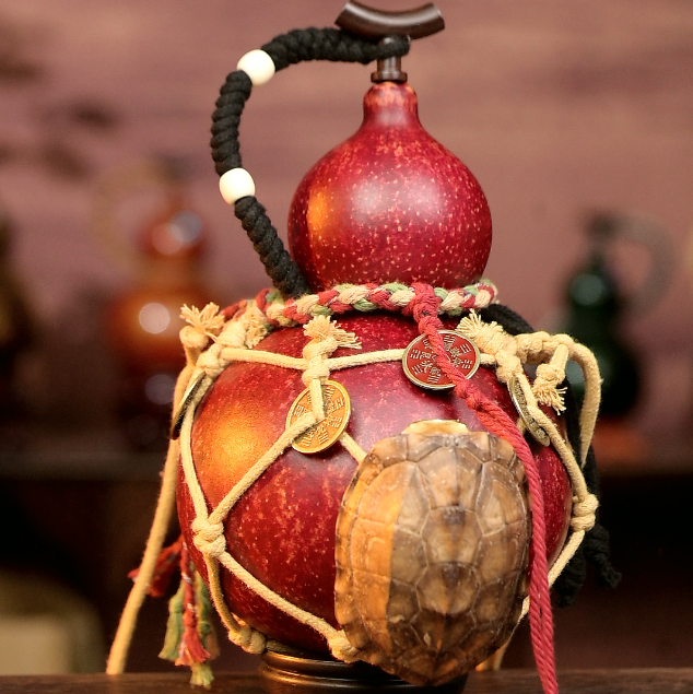 Red Handcrafted Urushi Wine Gourd with Tortoiseshell Wealth Symbol & Net Carrier