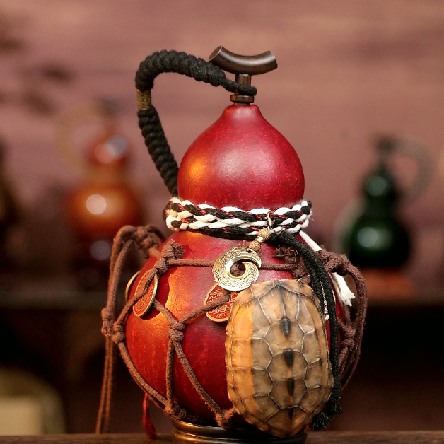 Red Handcrafted Urushi Wine Gourd with Tortoiseshell Wealth Symbol & Net Carrier