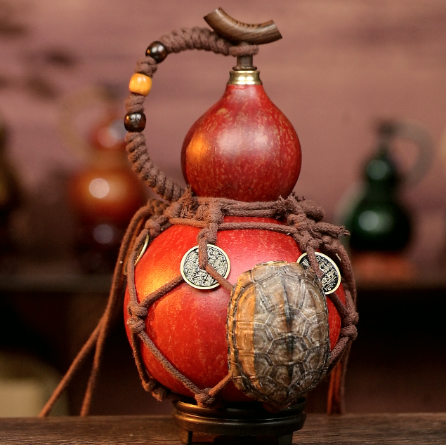 Red Handcrafted Urushi Wine Gourd with Tortoiseshell Wealth Symbol & Net Carrier