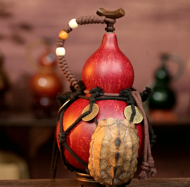 Red Handcrafted Urushi Wine Gourd with Tortoiseshell Wealth Symbol & Net Carrier