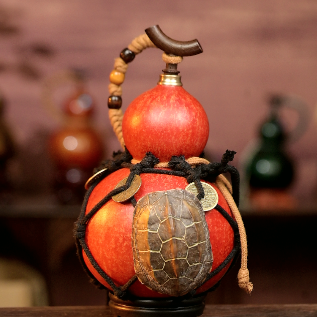 Red Handcrafted Urushi Wine Gourd with Tortoiseshell Wealth Symbol & Net Carrier