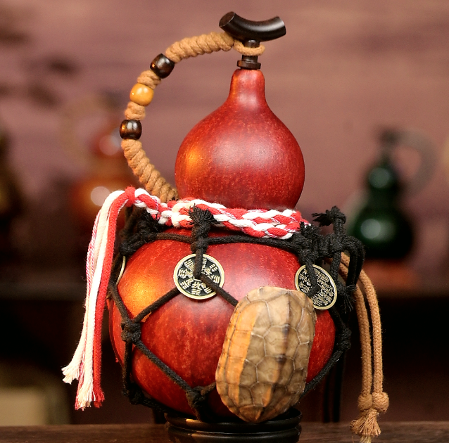 Red Handcrafted Urushi Wine Gourd with Tortoiseshell Wealth Symbol & Net Carrier