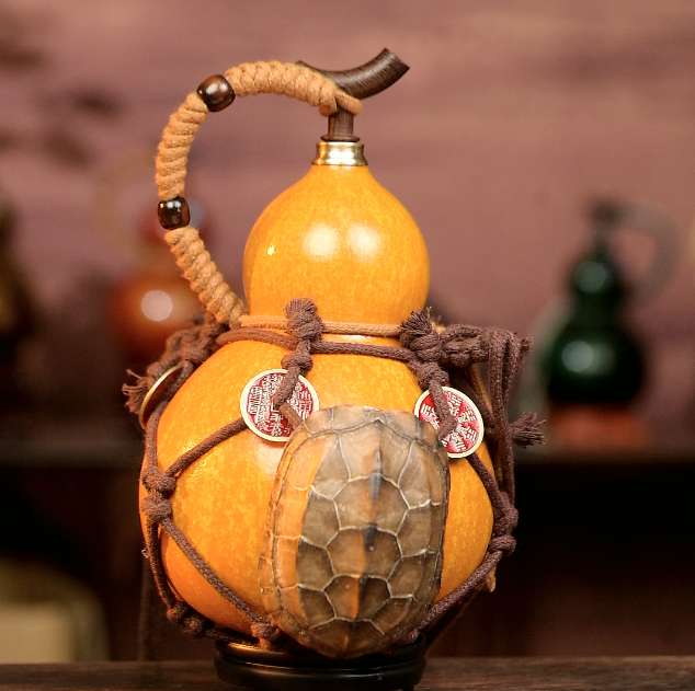 Yellow Handcrafted Urushi Wine Gourd with Tortoiseshell Wealth Symbol & Net Carrier