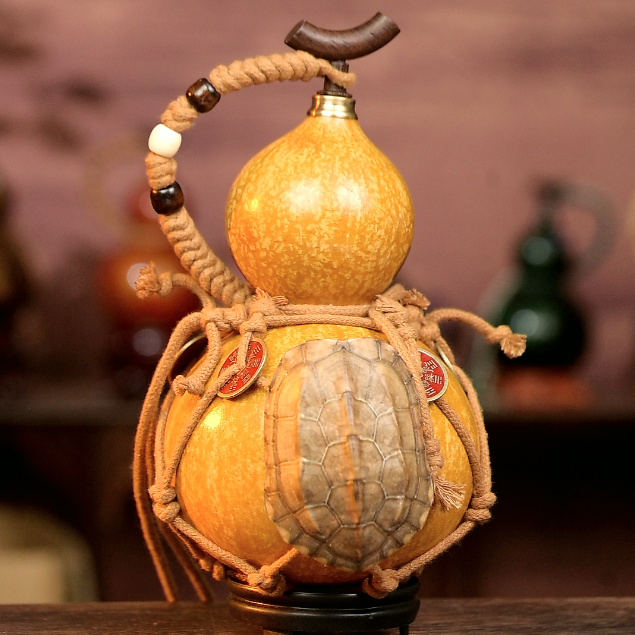 Yellow Handcrafted Urushi Wine Gourd with Tortoiseshell Wealth Symbol & Net Carrier