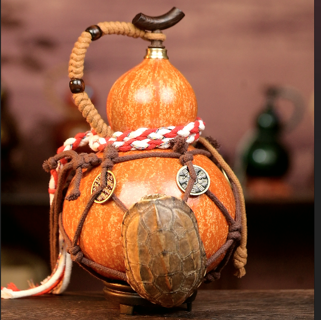 Yellow Handcrafted Urushi Wine Gourd with Tortoiseshell Wealth Symbol & Net Carrier