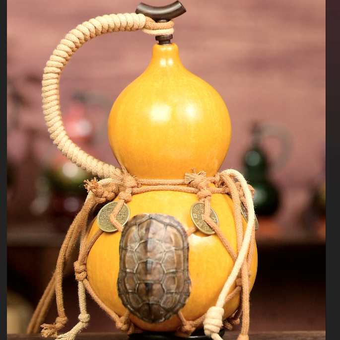 Yellow Handcrafted Urushi Wine Gourd with Tortoiseshell Wealth Symbol & Net Carrier