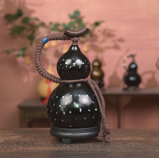 Museum-Quality Black Lacquer Gourd Water Vessel, Blue Raden (Mother-of-Pearl) Inlay
